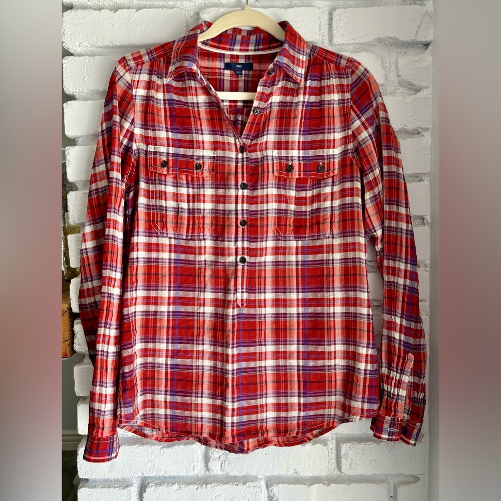 GAP Light weight henley style red plaid woven shirt SZ M